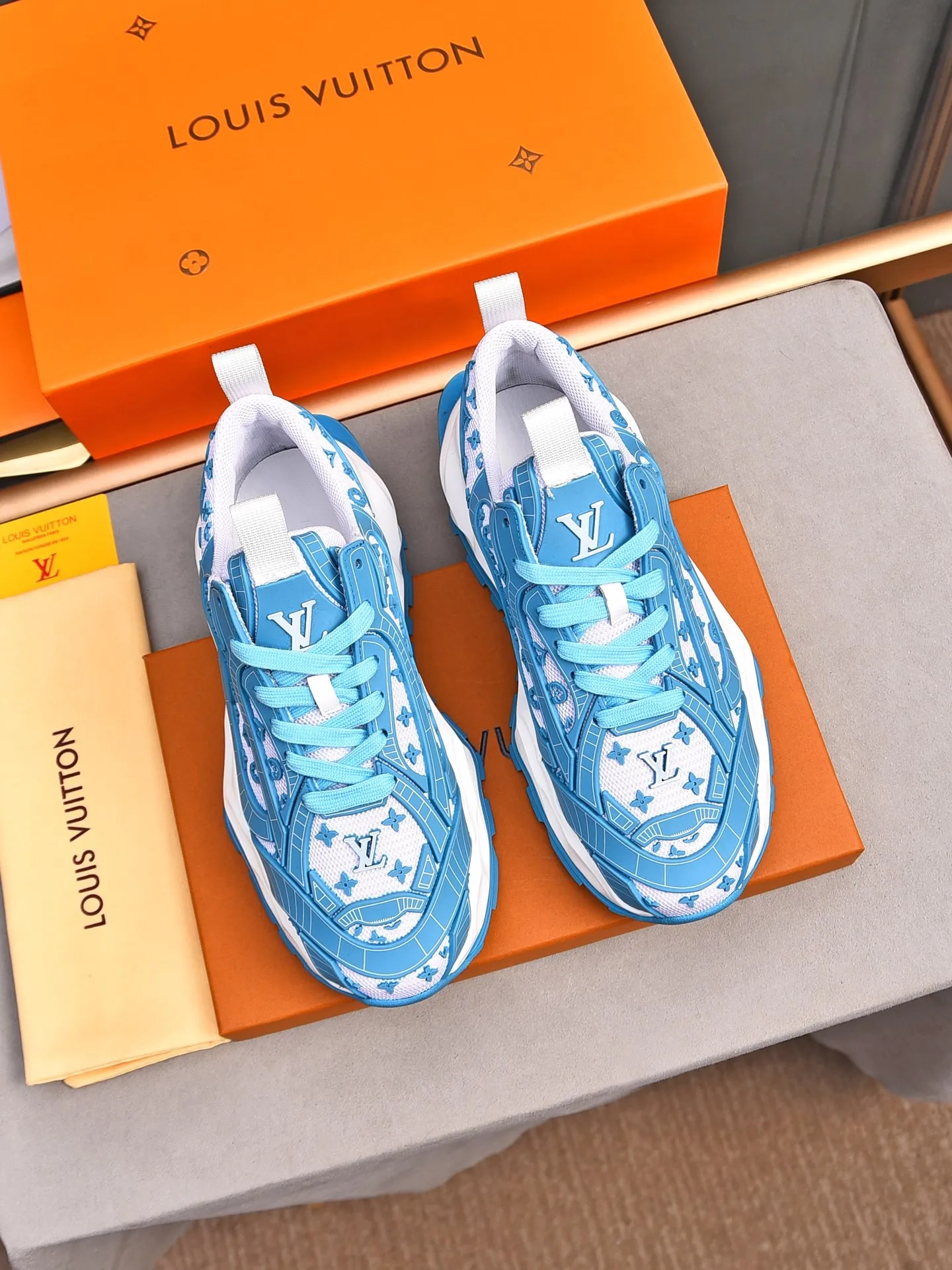 Men's shoes 💰580 📛📛【LOUIS VUITTON】Louis Vuitton 2024 new products👟Milan fashion catwalk style🇰🇾🇰🇾LV family logo, big-name style, a must-have for fashionistas⚠️Imported mesh with high-tech glue technology➕Cow leather➕Breathable mesh lining➕Genuine leather feet➕Special foam outsole👞Number 38-44 (45 46 custom-made)